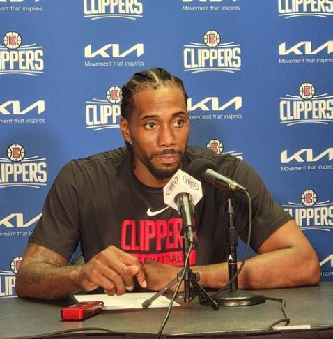 羽超半决赛搞笑一幕 贾一凡、刘圣书换拍大乌龙 全场观众笑开了花